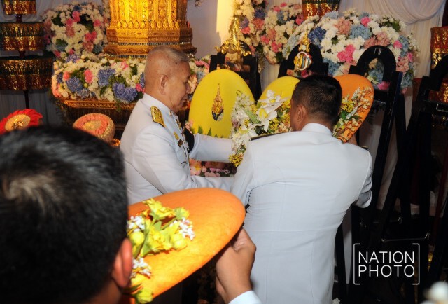 สมเด็จพระบรมฯ พระราชทานพวงมาลา หน้าโกศศพ "บรรหาร"
