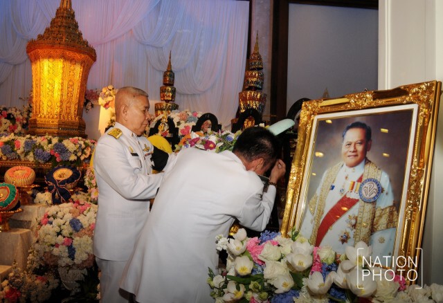 สมเด็จพระบรมฯ พระราชทานพวงมาลา หน้าโกศศพ "บรรหาร"