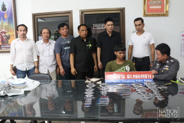 จับเด็กรถบัสตระเวนลักโลโก้รถยนต์
คนมาประชุมรับนายกฯประยุทธ์