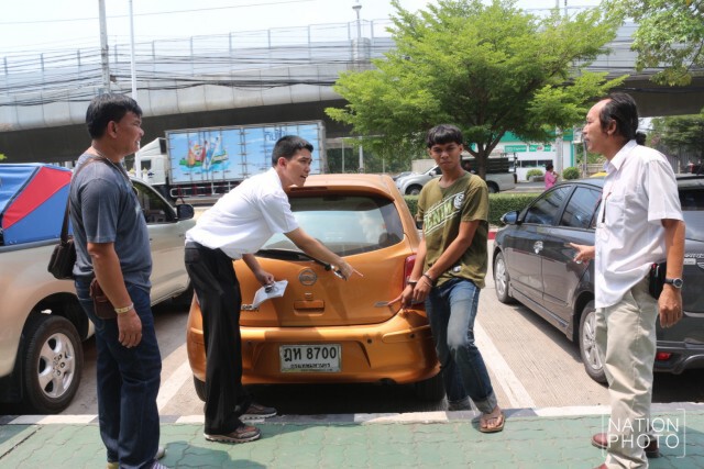 จับเด็กรถบัสตระเวนลักโลโก้รถยนต์
คนมาประชุมรับนายกฯประยุทธ์