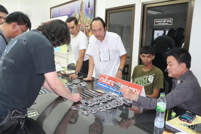 จับเด็กรถบัสตระเวนลักโลโก้รถยนต์
คนมาประชุมรับนายกฯประยุทธ์