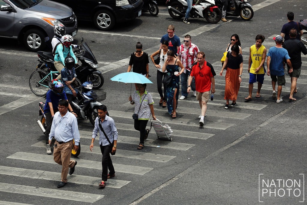 ผู้คนเดินบนท้องถนน ในวันดวงอาทิตย์ตั้งฉาก กทม. ผู้คนเดินบนท้องถนน ในวันดวงอาทิตย์ตั้งฉาก กทม.