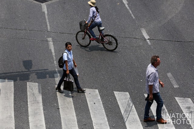 ผู้คนเดินบนท้องถนน ในวันดวงอาทิตย์ตั้งฉาก กทม.
