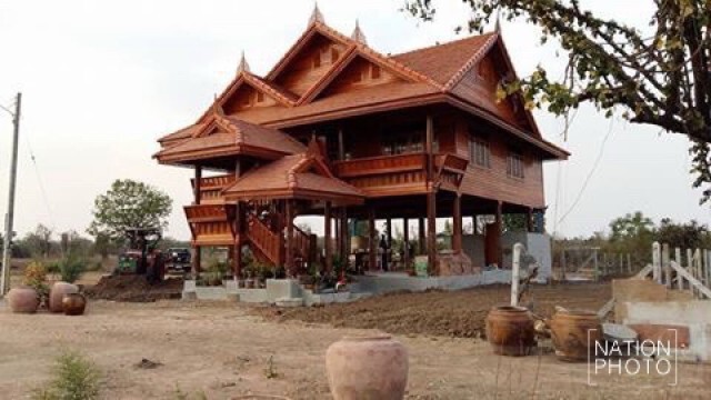 พายุถล่มสีคิ้ว บ้านเรือนไทยพังทั้งหลัง
