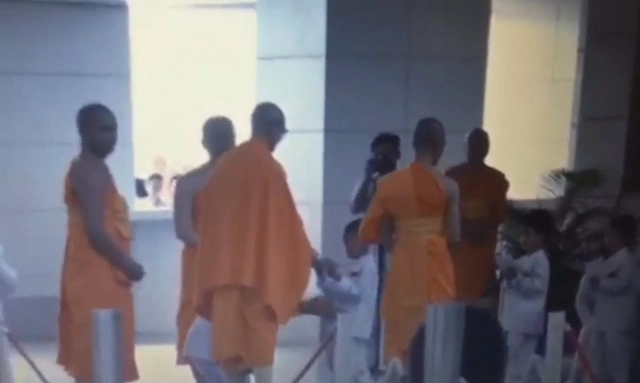 หมายเรียกรอบ 3 ธัมมชโย รับทราบข้อหา โลกออนไลน์แชร์คลิปเดินพบปะญาติโยม