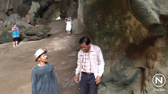 ฮีโร่กระบี่ตรวจสอบมือบอนขีดเขียนผนังถ้ำจนเละ วอนหยุดพฤติกรรม