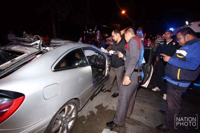 นิสิต ป.โท จุฬาฯ ขับเบนซ์! ชนสิบล้อบรรทุกเสาเข็ม เสียชีวิต