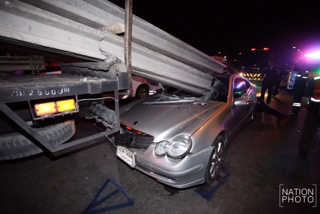 นิสิต ป.โท จุฬาฯ ขับเบนซ์! ชนสิบล้อบรรทุกเสาเข็ม เสียชีวิต