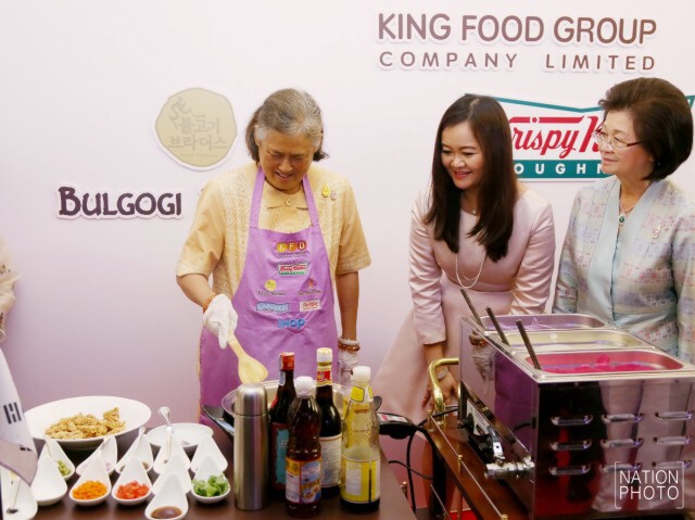 สมเด็จพระเทพฯ เสด็จพระราชดำเนินไปทรงเปิดร้าน "แจมบาร์ จูซ" ศูนย์การค้า ดิเอ็มควอเทียร์