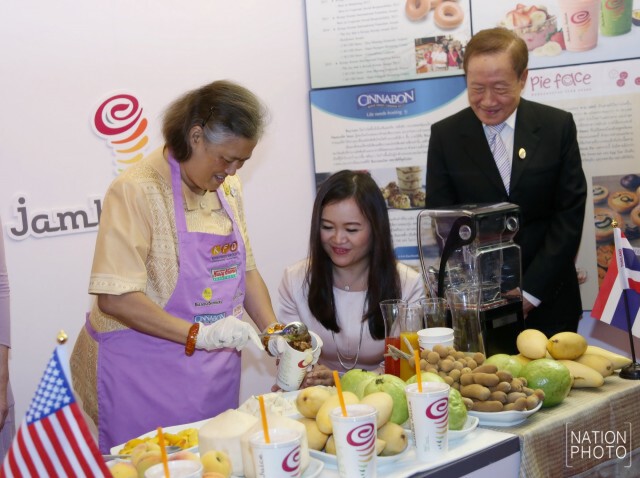 สมเด็จพระเทพฯ เสด็จพระราชดำเนินไปทรงเปิดร้าน "แจมบาร์ จูซ" ศูนย์การค้า ดิเอ็มควอเทียร์