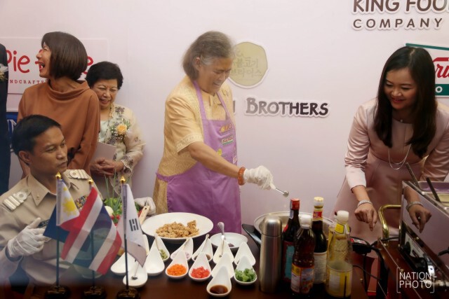 สมเด็จพระเทพฯ เสด็จพระราชดำเนินไปทรงเปิดร้าน "แจมบาร์ จูซ" ศูนย์การค้า ดิเอ็มควอเทียร์