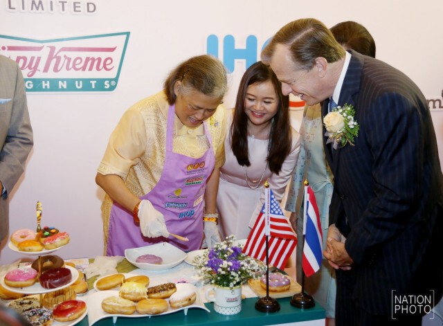 สมเด็จพระเทพฯ เสด็จพระราชดำเนินไปทรงเปิดร้าน "แจมบาร์ จูซ" ศูนย์การค้า ดิเอ็มควอเทียร์
