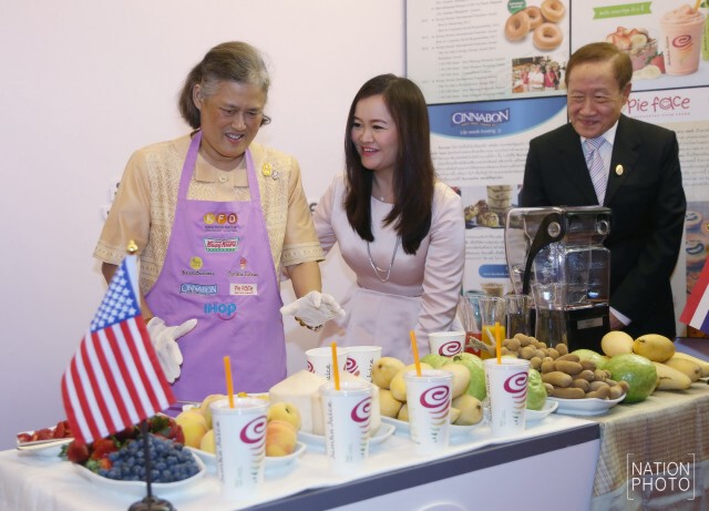 สมเด็จพระเทพฯ เสด็จพระราชดำเนินไปทรงเปิดร้าน "แจมบาร์ จูซ" ศูนย์การค้า ดิเอ็มควอเทียร์