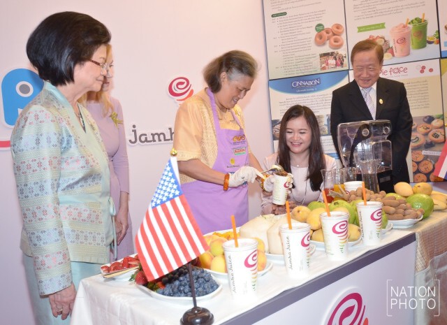 สมเด็จพระเทพฯ เสด็จพระราชดำเนินไปทรงเปิดร้าน "แจมบาร์ จูซ" ศูนย์การค้า ดิเอ็มควอเทียร์