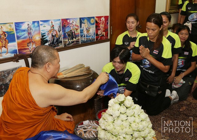 ทีมตบลูกยางสาวไทย กราบขอพรเจ้าคุณธงชัย ก่อนไปเก็บตัวแข่งโอลิมปิกเกมส์ รอบคัดเลือก