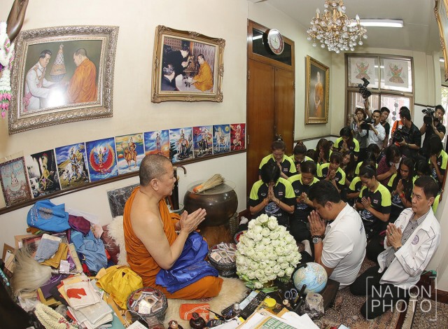 ทีมตบลูกยางสาวไทย กราบขอพรเจ้าคุณธงชัย ก่อนไปเก็บตัวแข่งโอลิมปิกเกมส์ รอบคัดเลือก