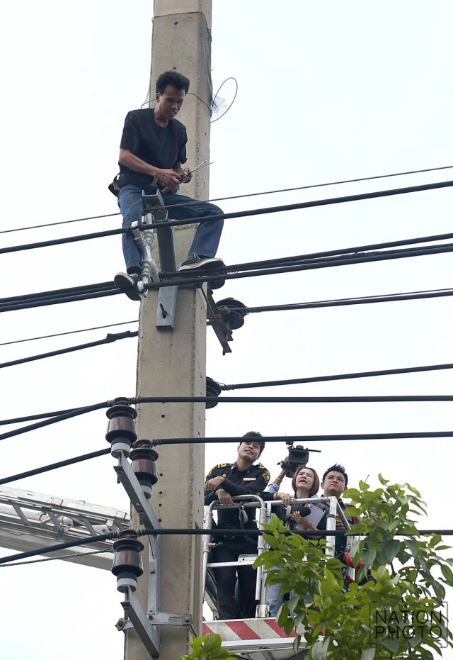 หนุ่มคลั่งปีนเสาไฟฟ้าหน้าบิ๊กซี พระราม 4 เครียดถูกหมายเรียกคดีครอบครองปืน