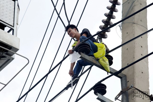 หนุ่มคลั่งปีนเสาไฟฟ้าหน้าบิ๊กซี พระราม 4 เครียดถูกหมายเรียกคดีครอบครองปืน