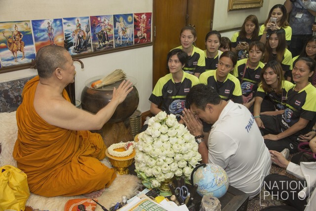 ทีมตบลูกยางสาวไทย กราบขอพรเจ้าคุณธงชัย ก่อนไปเก็บตัวแข่งโอลิมปิกเกมส์ รอบคัดเลือก