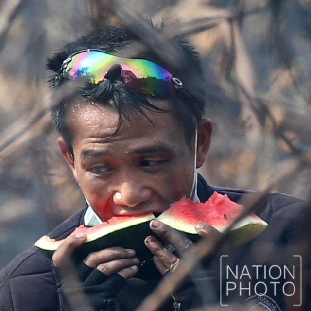 เจ้าหน้าที่ดับเพลิงกินแตงโมดับกระหาย ระหว่างสกัดไฟป่าพรุ