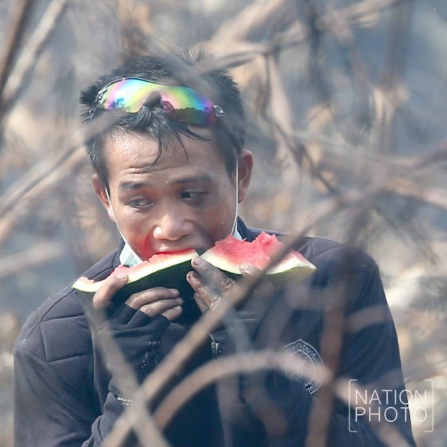 เจ้าหน้าที่ดับเพลิงกินแตงโมดับกระหาย ระหว่างสกัดไฟป่าพรุ