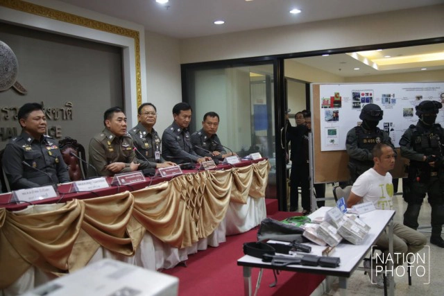 รวบแล้วโจรจี้รถขนเงิน 8.8 ล้านที่พัทยา ยึดเงินสดคืน 5.8 ล้าน
พร้อมเก๋งที่ซื้อจากเงินก่อเหตุ 1 คัน