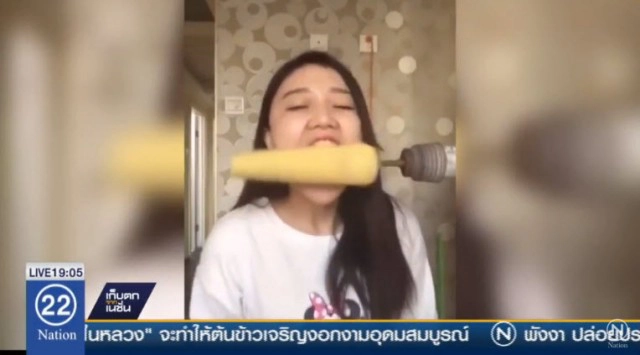 สาวจีน เลียนแบบคลิป "ข้าวโพดสว่าน" พลาด ผมหลุดเป็นกำ