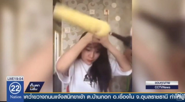 สาวจีน เลียนแบบคลิป "ข้าวโพดสว่าน" พลาด ผมหลุดเป็นกำ