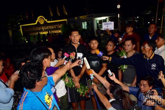 ตัวแทน 8 มือโพสต์ ต่อต้านการทำงานรัฐ
ยันใช้สิทธิ แสดงความเห็นทางการเมืองต่อ