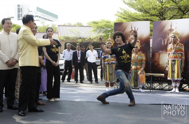 "เอกชัย ศรีวิชัย" พบ "นายกฯ" ชวนคนไทยดูหนัง "เทริด" ชีวิตดับอย่าให้เทริดหัก