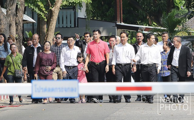 ภาพชุด : ปล่อยตัว "พร้อมพงศ์" ออกจากคุก