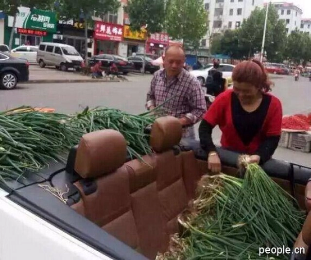 เปิดท้ายรถหรู! ขายผักในจีน