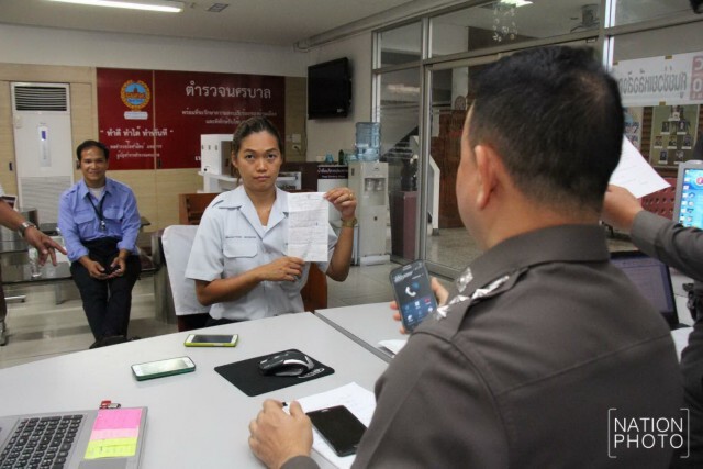 ตร.เรียก"แท็กซี่สาว"ให้ปากคำ
พร้อม สั่งพักงานตร.คู่กรณี 
ปมโพสต์คลิปแฉ! จ่ายค่าปรับที่ด่านจร.
