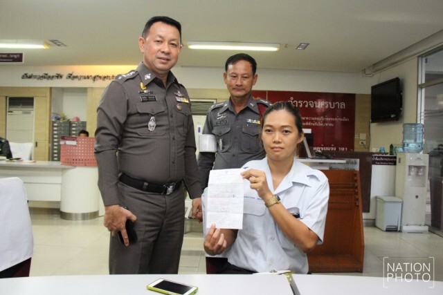 ตร.เรียก"แท็กซี่สาว"ให้ปากคำ
พร้อม สั่งพักงานตร.คู่กรณี 
ปมโพสต์คลิปแฉ! จ่ายค่าปรับที่ด่านจร.