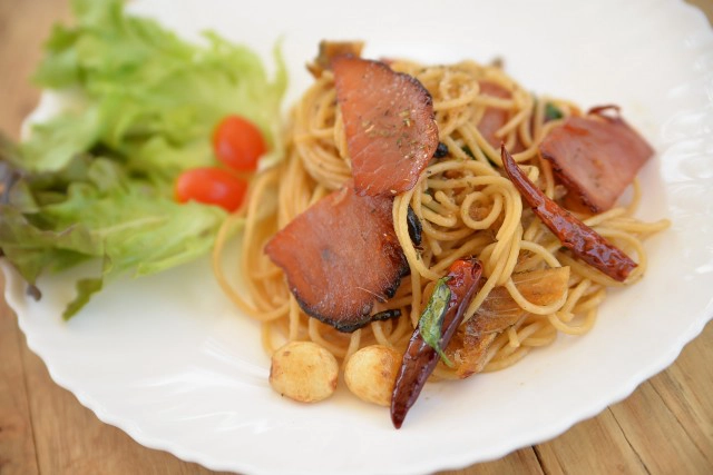 อร่อยปักหมุด : Tree & Tide Riverside Cafe  ร้านริมแม่น้ำนครชัยศรี ข้างตลาดน้ำลำพญา บางเลน นครปฐม