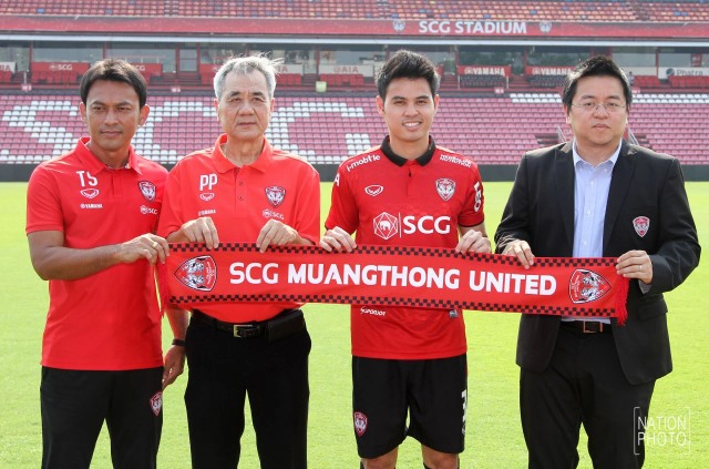 ชื่นมื่น! "อุ้ม-ธีราทร" เปิดตัวเมืองทองฯ แฟนบอลแห่ต้อนรับคับคั่ง