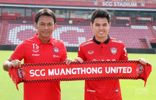 ชื่นมื่น! "อุ้ม-ธีราทร" เปิดตัวเมืองทองฯ แฟนบอลแห่ต้อนรับคับคั่ง