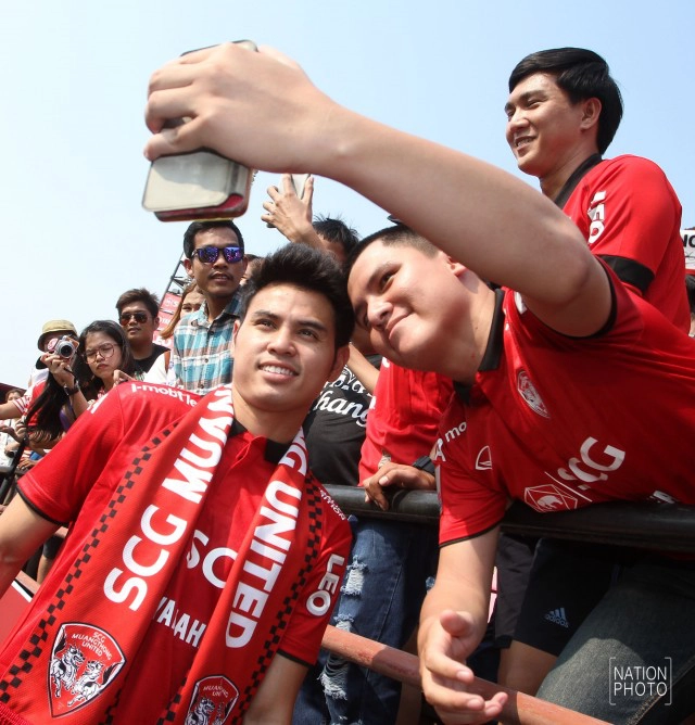 ชื่นมื่น! "อุ้ม-ธีราทร" เปิดตัวเมืองทองฯ แฟนบอลแห่ต้อนรับคับคั่ง