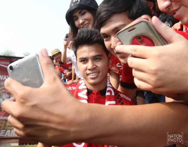 ชื่นมื่น! "อุ้ม-ธีราทร" เปิดตัวเมืองทองฯ แฟนบอลแห่ต้อนรับคับคั่ง