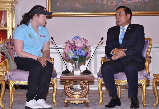 "โปรเม" แชมป์กอล์ฟ LPGA ไทยคนแรก พบ "ประยุทธ์"