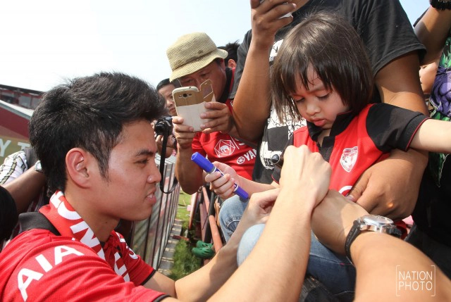 ชื่นมื่น! "อุ้ม-ธีราทร" เปิดตัวเมืองทองฯ แฟนบอลแห่ต้อนรับคับคั่ง