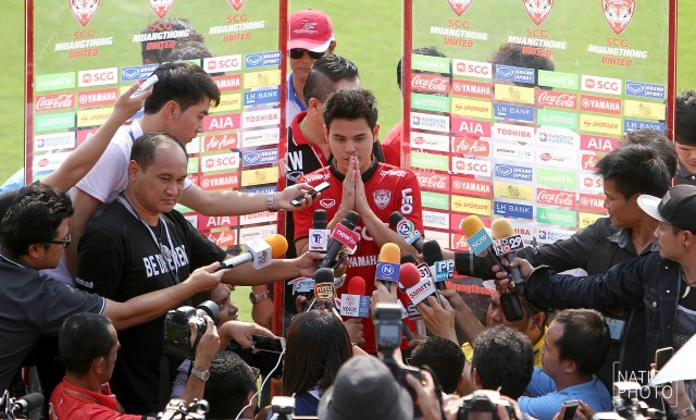 ชื่นมื่น! "อุ้ม-ธีราทร" เปิดตัวเมืองทองฯ แฟนบอลแห่ต้อนรับคับคั่ง