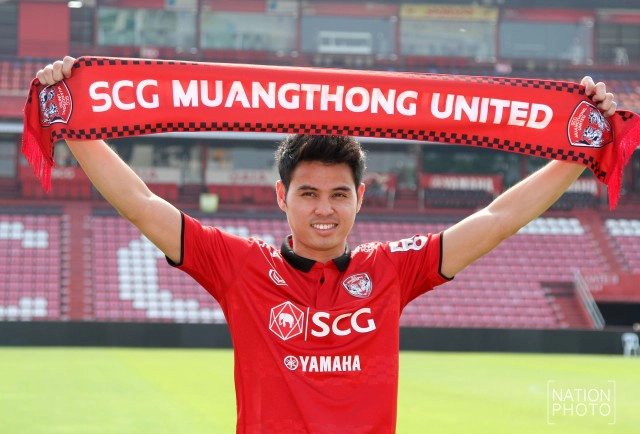 ชื่นมื่น! "อุ้ม-ธีราทร" เปิดตัวเมืองทองฯ แฟนบอลแห่ต้อนรับคับคั่ง