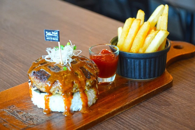 อร่อยปักหมุด : Rice Baga เบอเกอร์ข้าวฟิวชั่นสไตล์ญี่ปุ่น The Crystal Market เลียบทางด่วนรามอินทรา