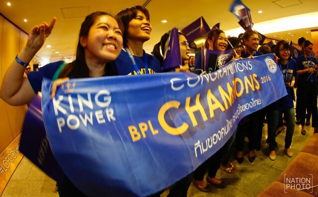 แฟนคลับกรี๊ด! แห่รับจิ้งจอกสยาม แชมป์พรีเมียร์ลีก