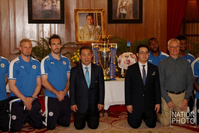 "วิชัย" นำโค้ช-นักเตะเลสเตอร์ ร่วมลงนามถวายพระพรในหลวง