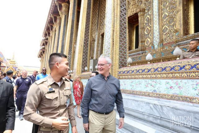 คณะนักเตะเลสเตอร์ เยี่ยมชมวัดพระแก้ว