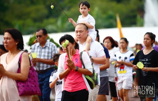 องคมนตรีเป็นผู้แทนพระองค์ นำพุทธศาสนิกชน เวียนเทียน
เนื่องในเทศกาลวันวิสาขบูชา ประจำปี 2559