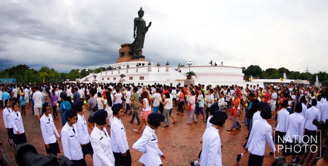องคมนตรีเป็นผู้แทนพระองค์ นำพุทธศาสนิกชน เวียนเทียน
เนื่องในเทศกาลวันวิสาขบูชา ประจำปี 2559