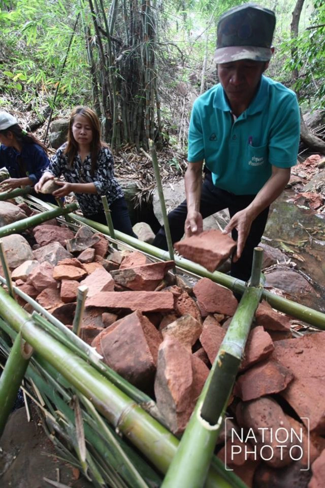 ชาวบ้านแก่งทุ่ง สร้างฝายชะลอน้ำ รับฝนแรก